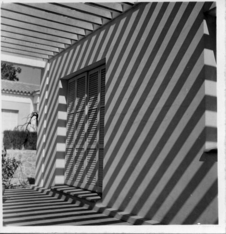 Paret d'una torre sobre la qual es projecten ombres i llums