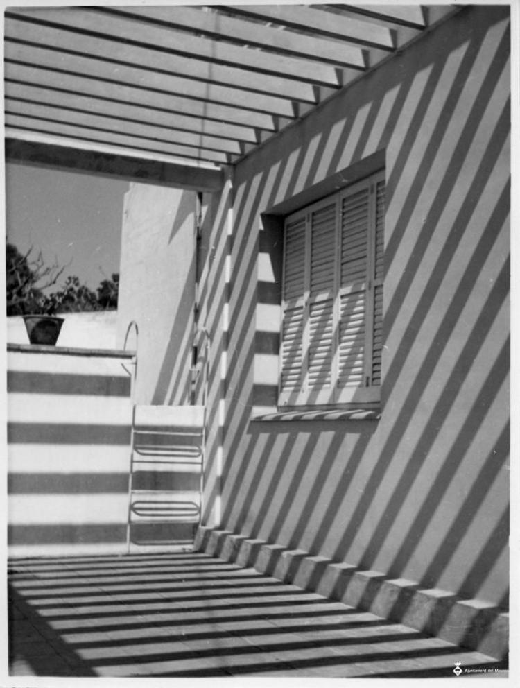 Paret d'una torre sobre la qual es projecten ombres i llums
