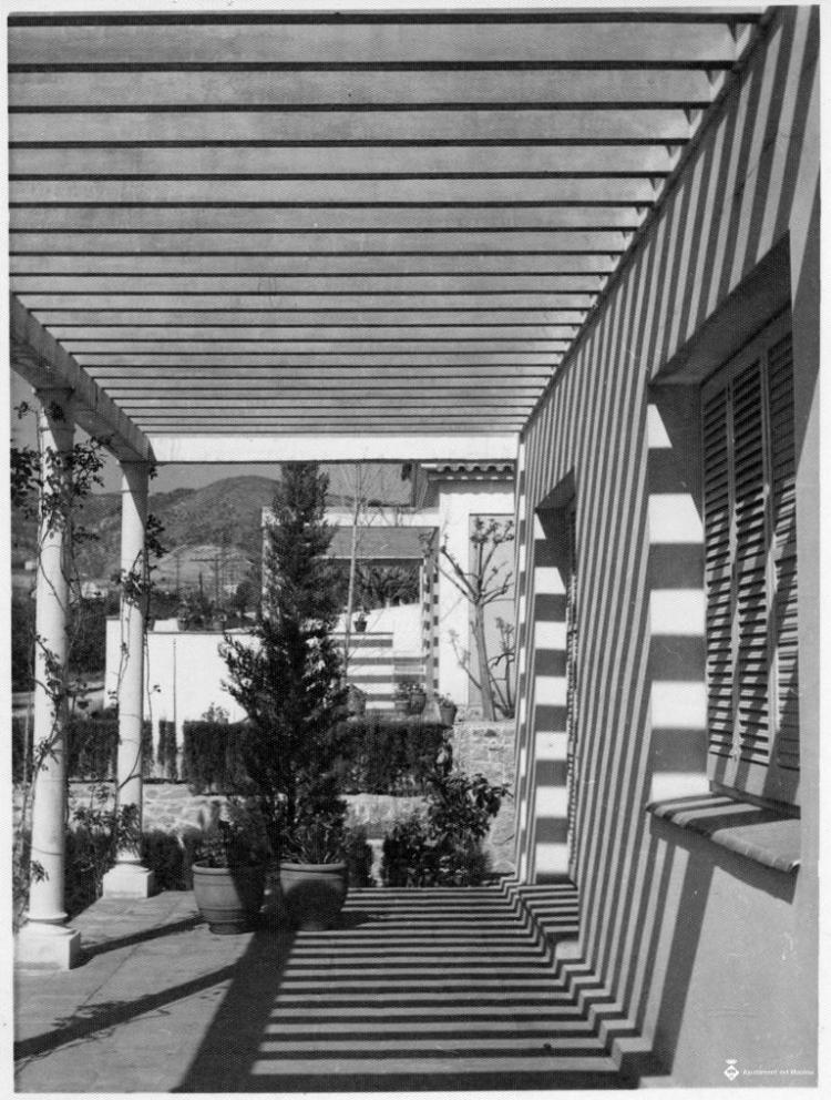 Paret d'una torre sobre la qual es projecten ombres i llums