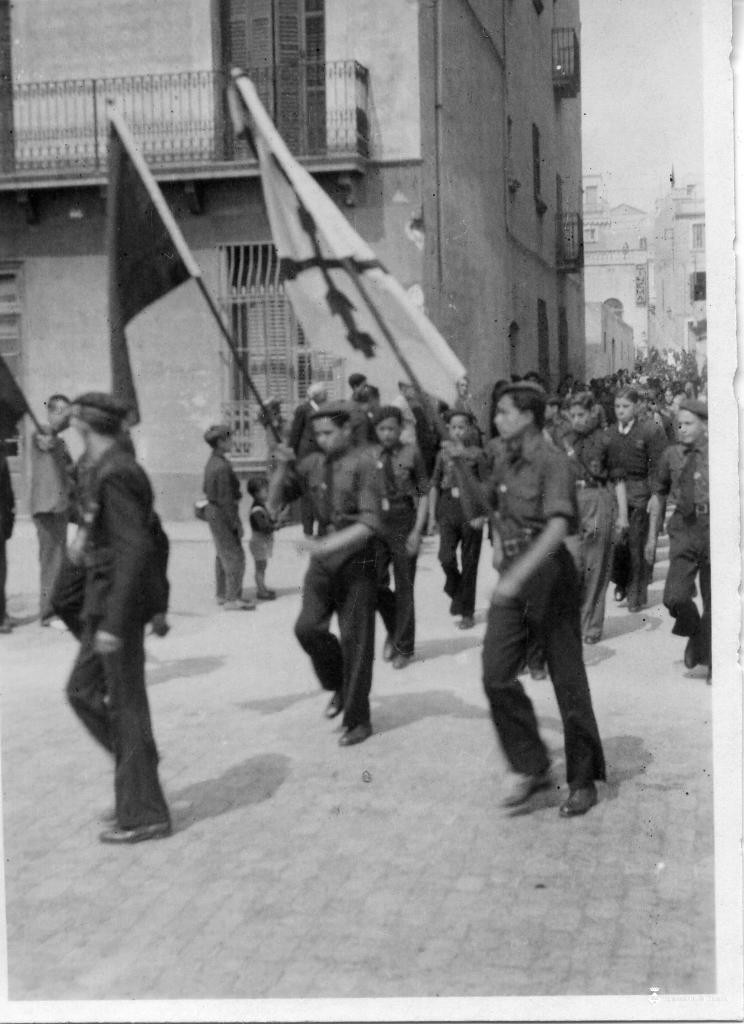 Desfilada de la Falange davant de la Casa de Cultura