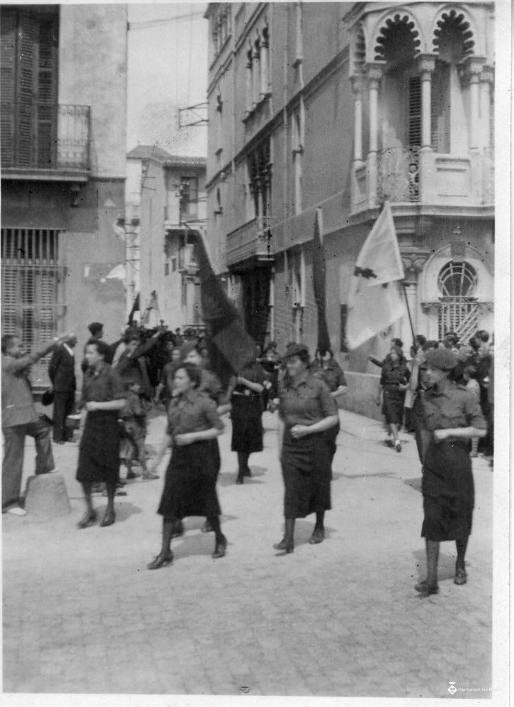 Desfilada de la Falange davant de la Casa de Cultura