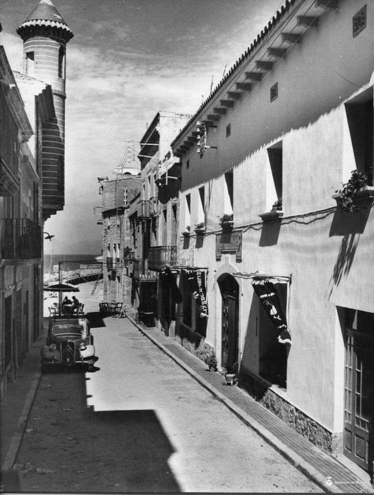 Carrer d'un poble de costa que baixa cap al mar