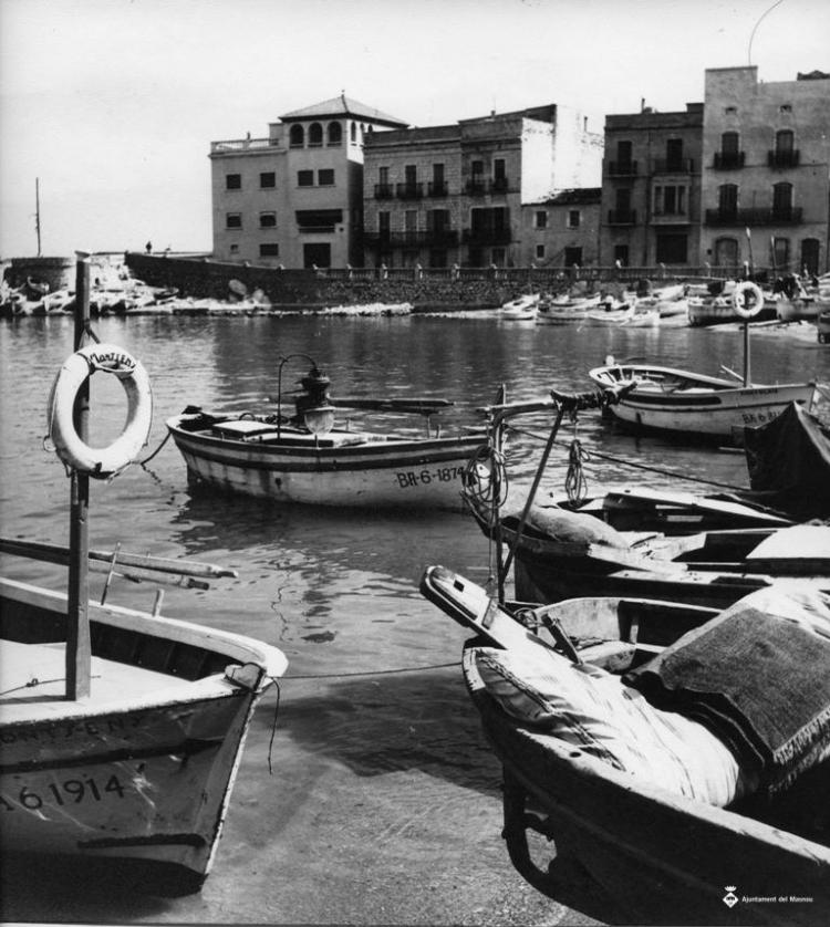 Barques de pesca fondejades a la platja de l'Escala