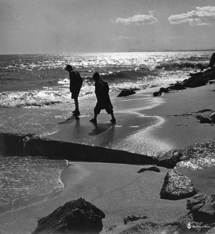 Dos nens caminant per la platja del Masnou