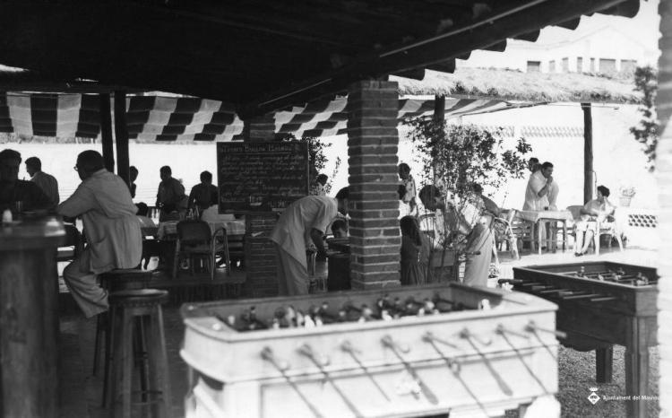 Futbolins i bar de les pistes de bitlles del carrer de Buenos Aires