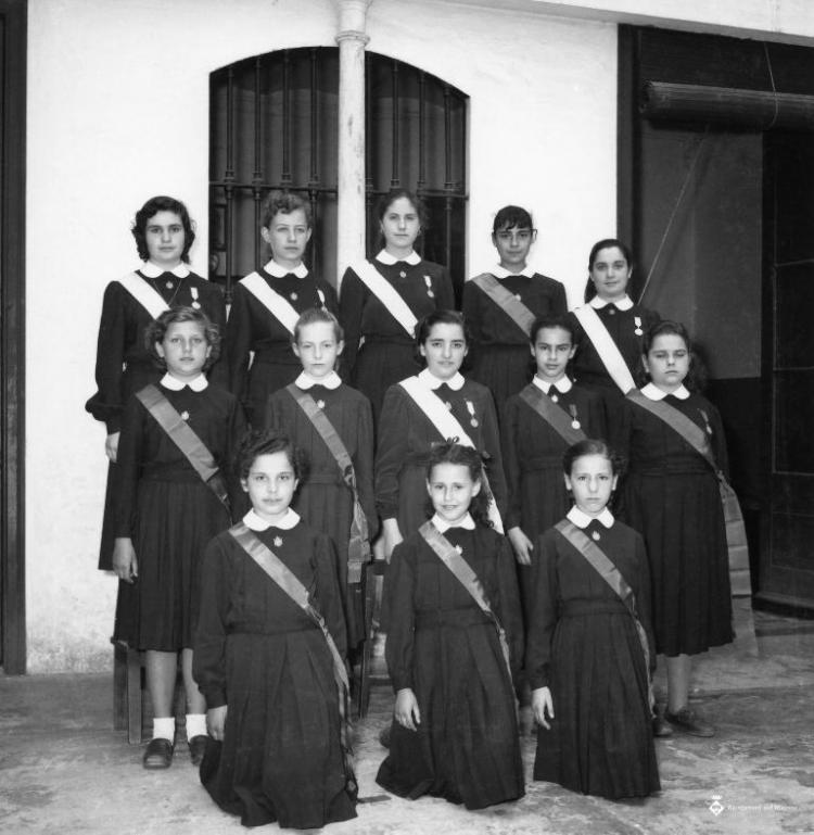 Foto de grup de tretze nenes de la Sagrada Família