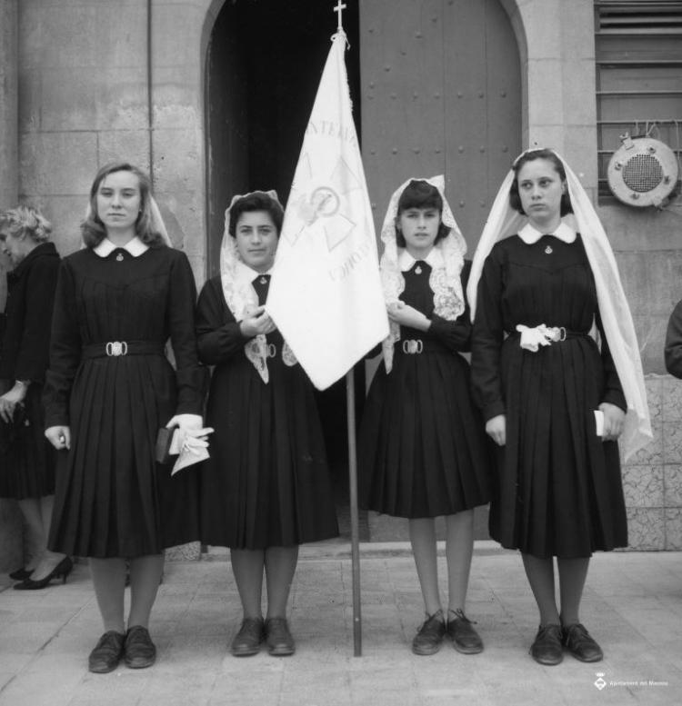Quatre alumnes de les Escolàpies amb uniforme i mantellina