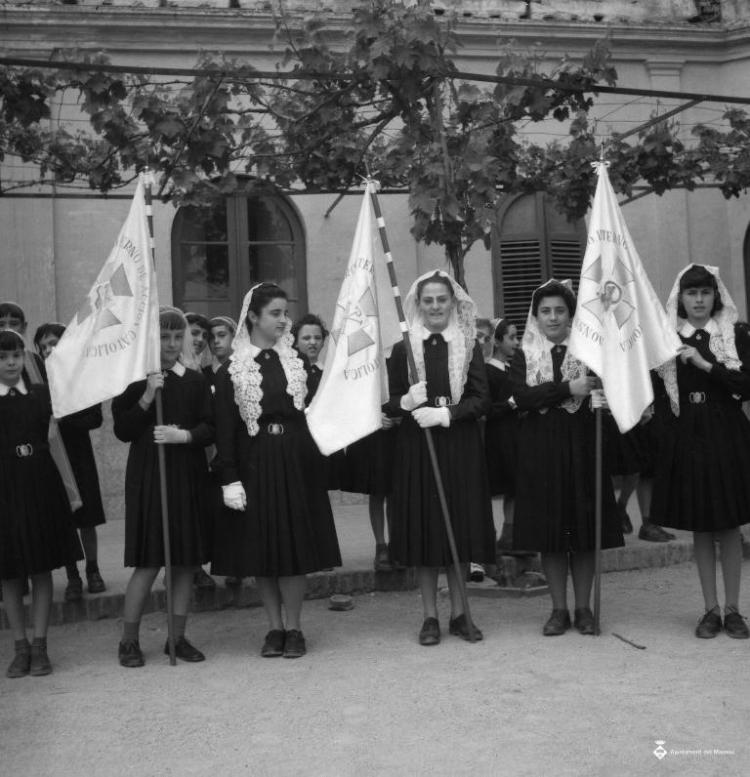 Alumnes de les Escolàpies amb uniforme i mantellina
