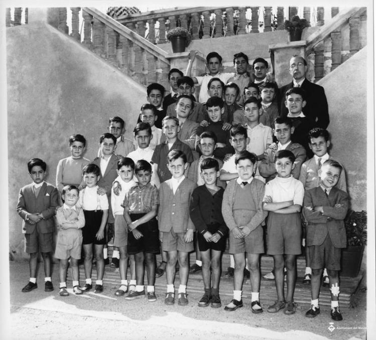 Retrat de grup d'alumnes de l'escola parroquial