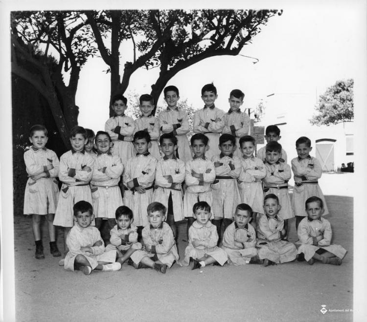Retrat de grup de nens, alumnes de la Sagrada Família