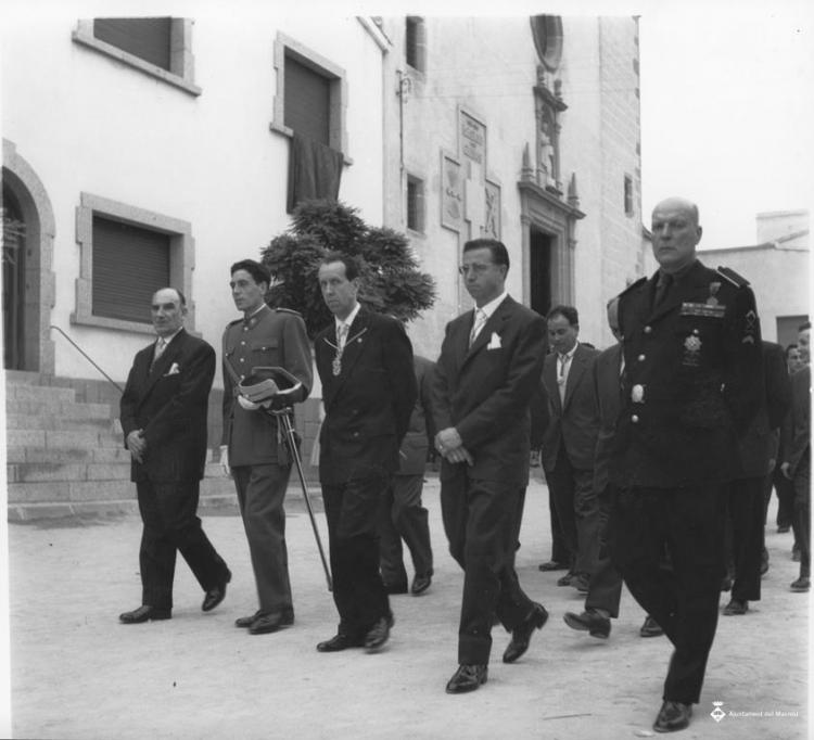 Autoritats municipals a la plaça de l'Església