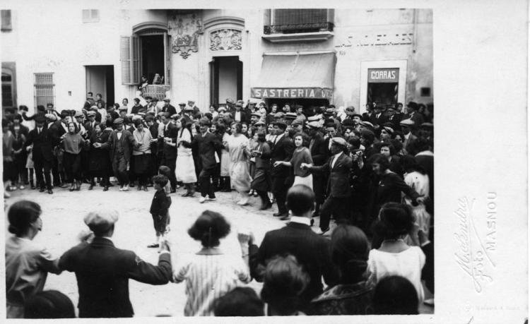 Ballada de sardanes a la plaça de la Llibertat