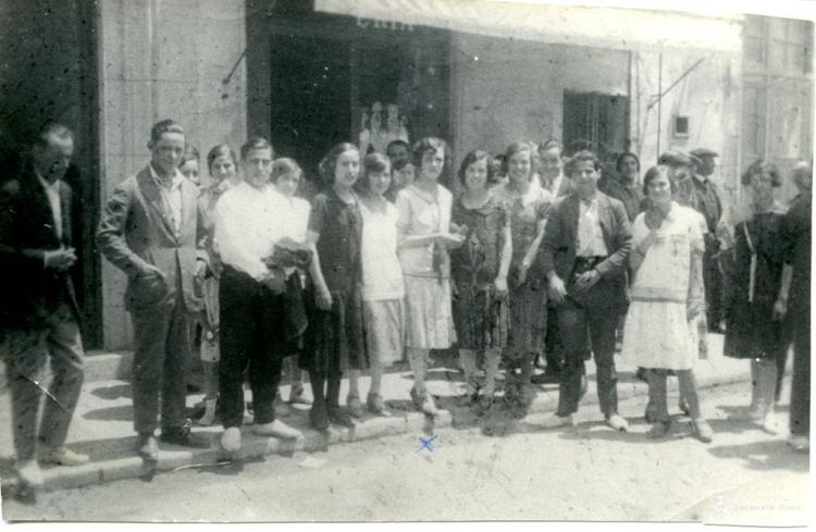Foto de grup de gent al Camí Ral del Masnou