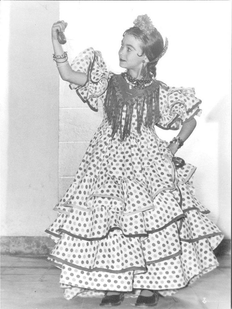 Retrat d'una nena disfressada amb un vestit de flamenca
