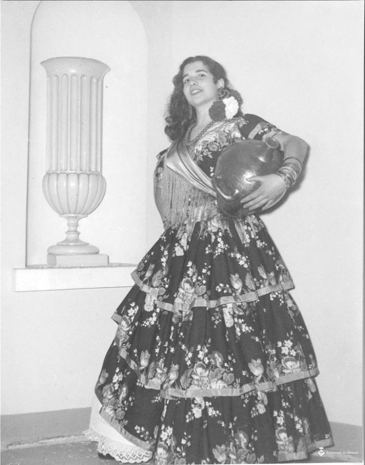 Retrat de Pilar Marí disfressada amb un vestit de flamenca