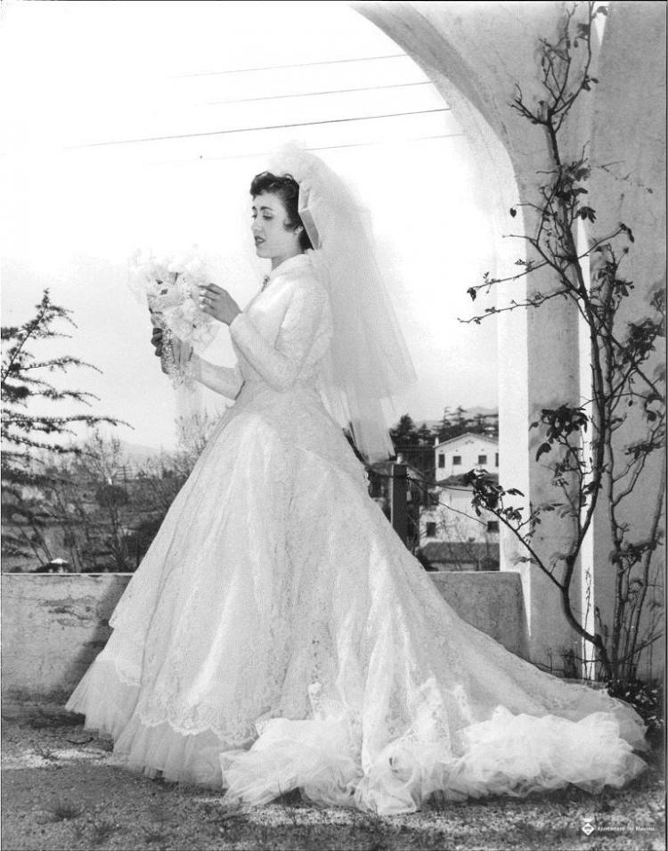 Retrat d'una dona vestida de núvia