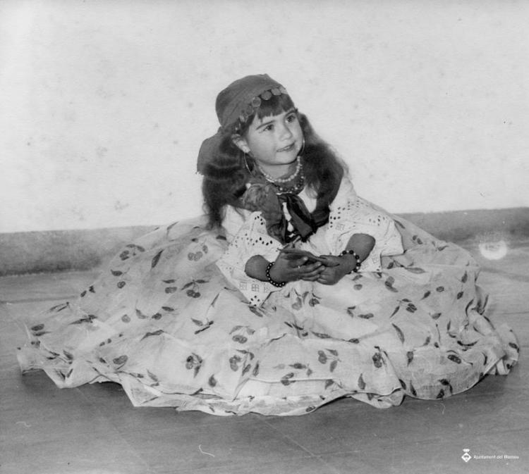 Retrat d'una nena disfressada de gitana