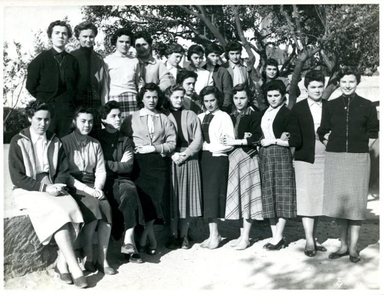 Retrat d'un grup de dones a l'exterior