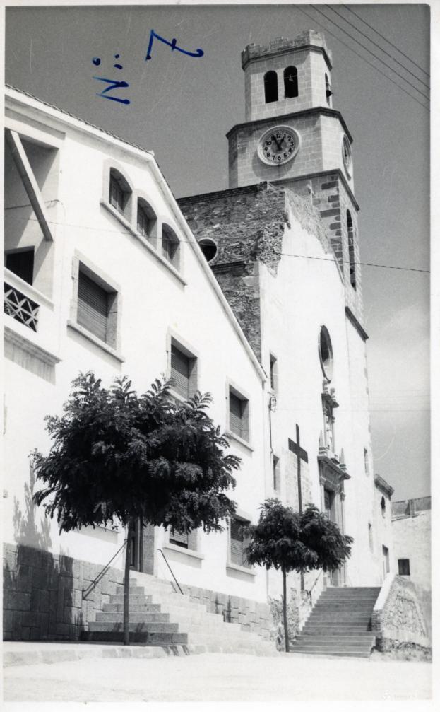 Vista de les façanes de la rectoria i de l'església de Sant Pere