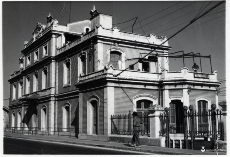 Façana exterior de l'estació de tren del Masnou