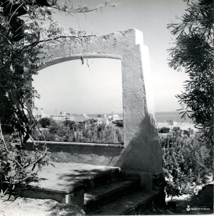 Perspectiva del Masnou i el mar des d'un arc d'un mirador