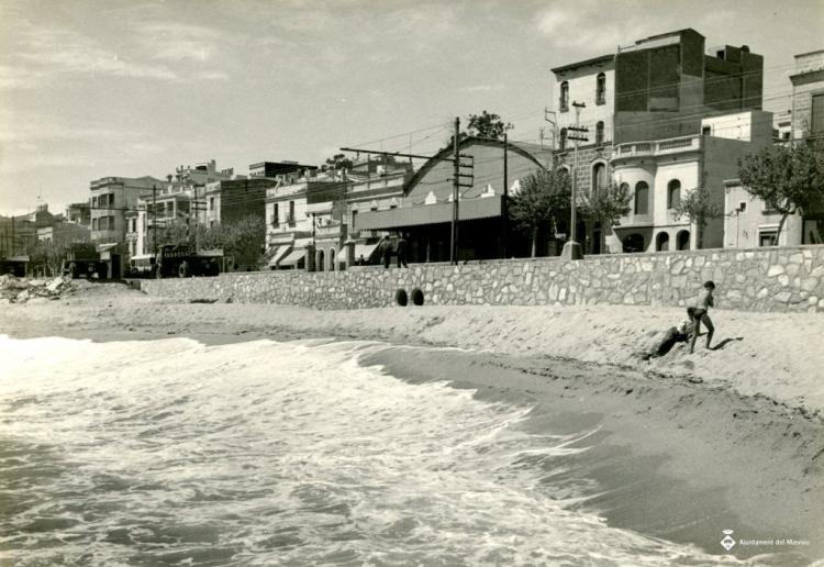 Onades trencant a la platja del Masnou