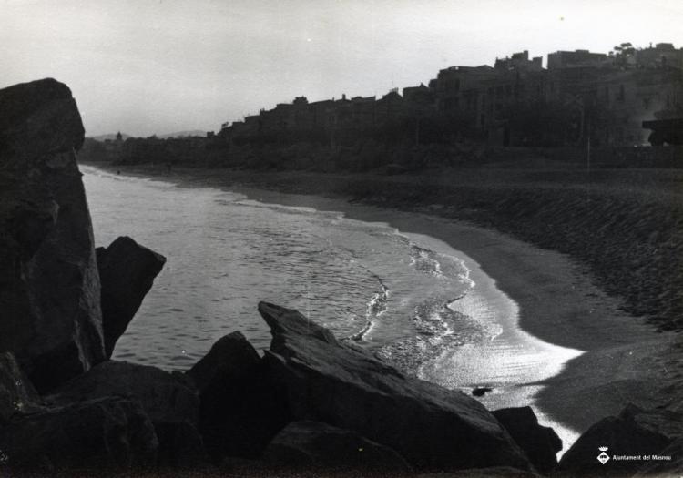Façana marítima i platja del Masnou des de l'espigó