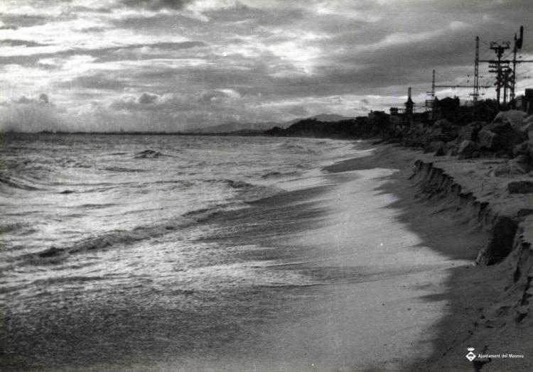 Onades trencant a la platja del Masnou