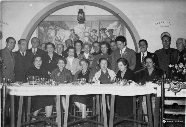 Retrat de grup dels assistents a un àpat al restaurant del Casino