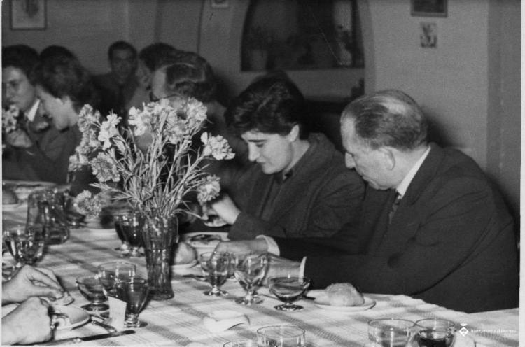 Alguns comensals durant un àpat al restaurant El Casino