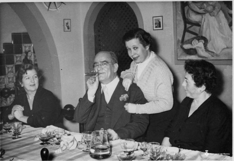Un home i una dona retratats durant un àpat al restaurant El Casino