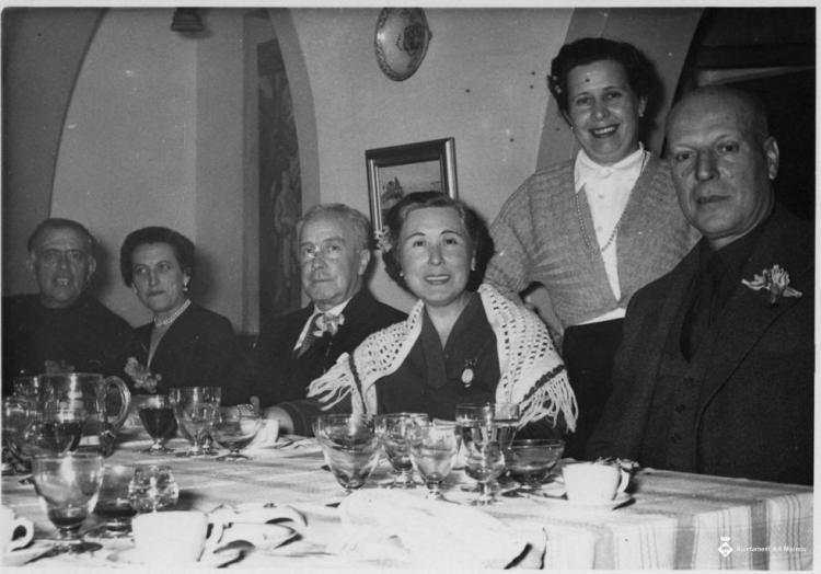 Ceset i altres comensals d'un àpat celebrat al restaurant El Casino