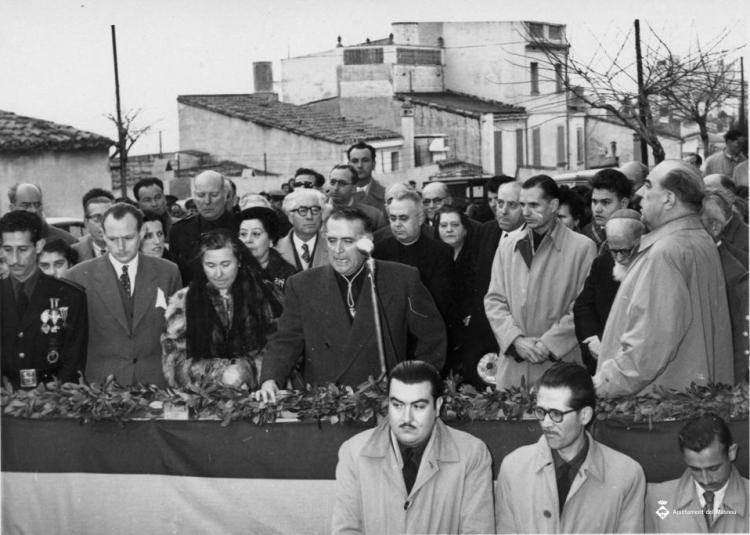 Parlaments des de la tribuna de la plaça de l'Església el dia de la Victòria