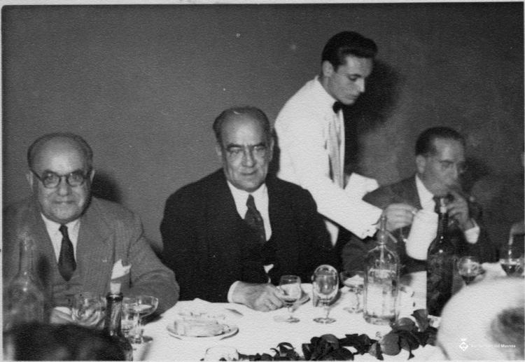 Comensals durant un àpat en un restaurant
