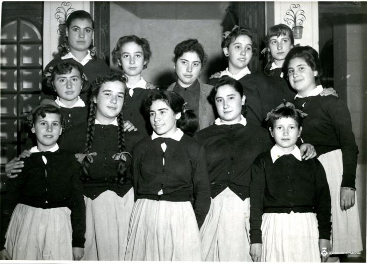 Retrat de grup de nenes amb uniforme d'escola