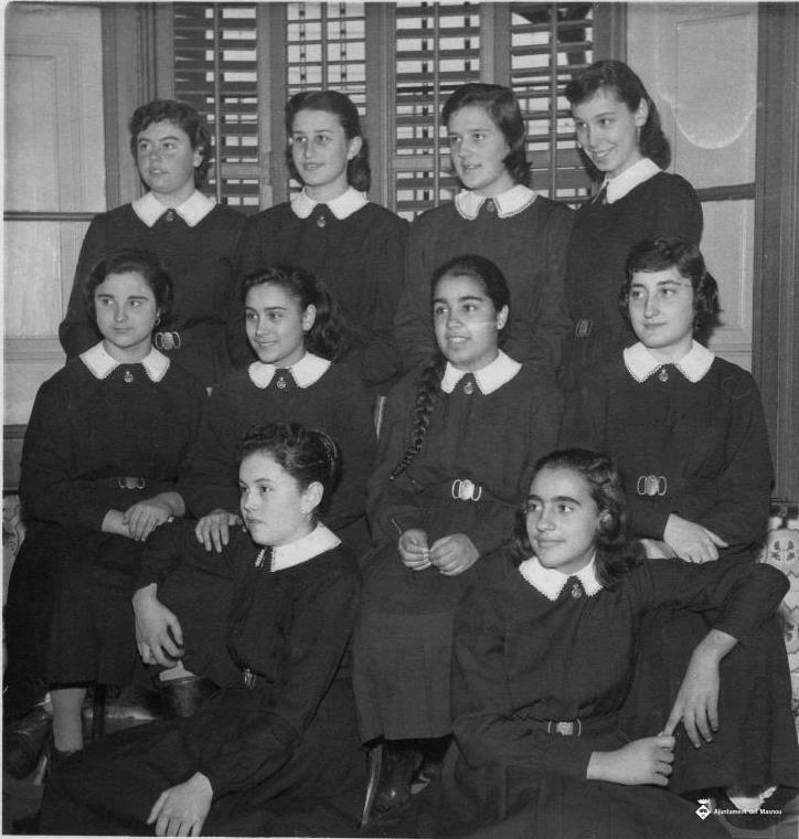 Retrat de grup de deu estudiants de les Escolàpies