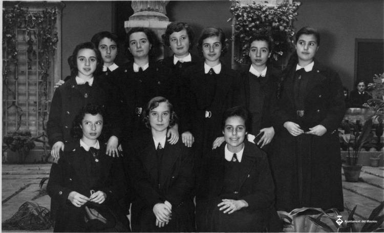 Retrat de grup d'estudiants de les Escolàpies al claustre de l'escola