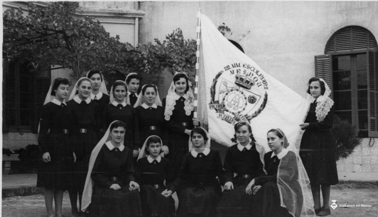 Alumnes de les Escolàpies amb una bandera el dia de Corpus
