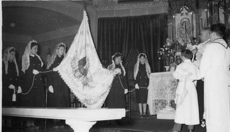 Mossèn Pere Clot beneïnt la bandera de la Sagrada Família el dia de Corpus