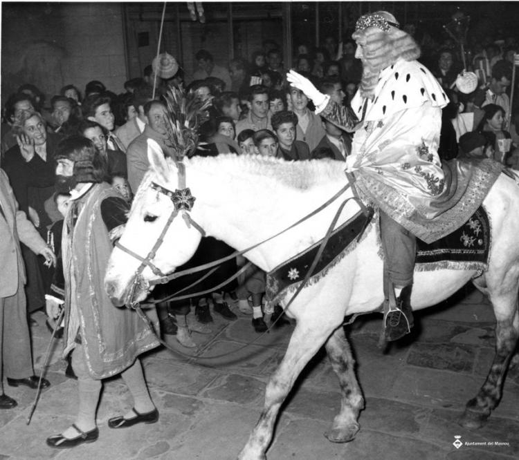 Rei Mag muntant un cavall blanc durant la cavalcada de la nit de reis