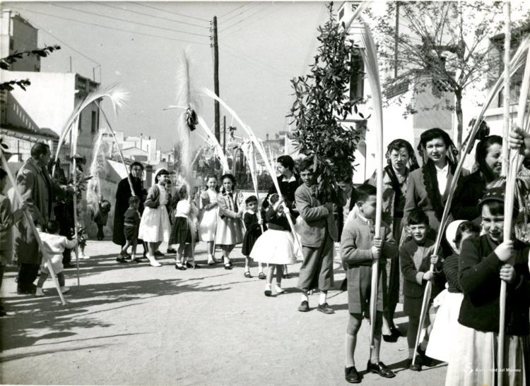 Dones i nens fent cua per beneir els palmons el Diumenge de Rams