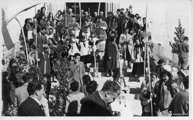 Benedicció de palmons el diumenge de rams a l'exterior de l'església de Sant Pere