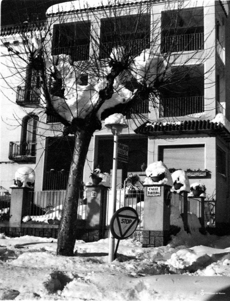 Detall del Camí Ral ple de neu