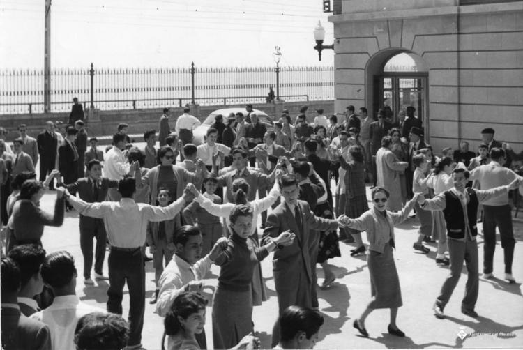 Ballada de sardanes a la plaça de la Llibertat