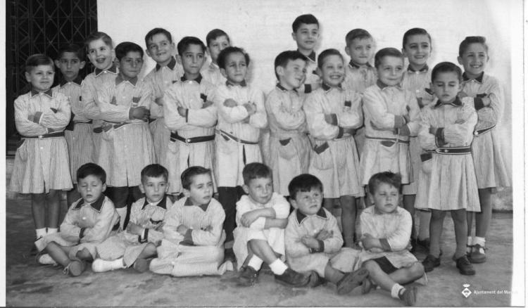 Retrat de grup de nens alumnes de la Sagrada Família