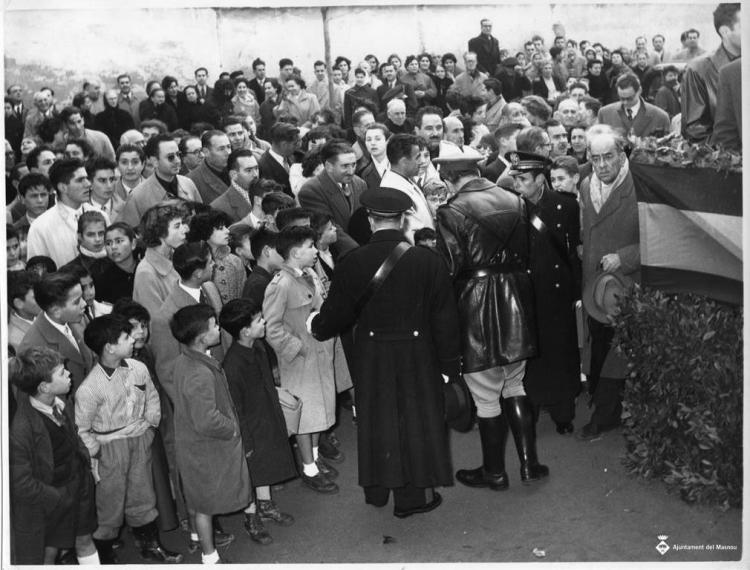 Gentada a la plaça de l'església durant la celebració del Dia de la Victòria