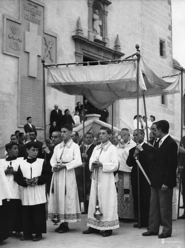 Processó de Corpus davant l'Església de Sant Pere