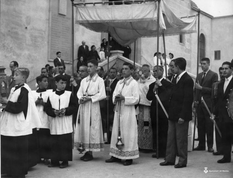 Processó de Corpus davant l'església de Sant Pere