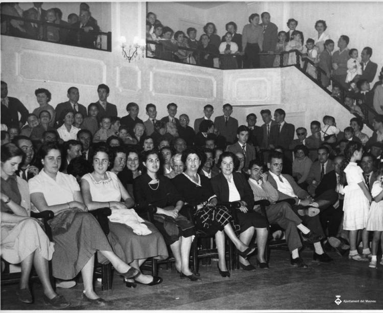 Públic al teatre de la Casa Benèfica