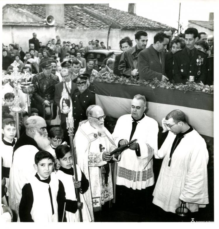 Mossèn Pere Clot amb un bisbe a la plaça de l'Església el Dia de la Victòria